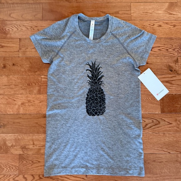 lululemon athletica Tops - Lululemon NWT size 8 swiftly tech short-sleeve Aloha version
